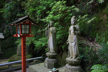 等々力渓谷、大都会東京にあるオアシス。不動滝の脇にある石仏