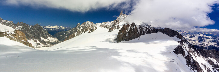 Fototapeta na wymiar Veduta dalla cima del Monte Bianco. Il monte più alto d'Italia
