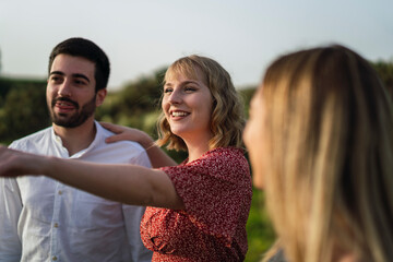 Grupo de amigos disfrutando de zona verde en primavera tomando selfies