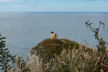 Couple assis sur une falaise