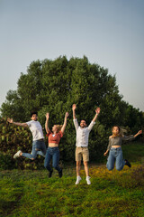 Obraz premium Grupo de amigos disfrutando de zona verde en primavera tomando selfies