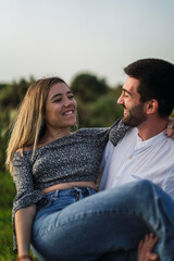 Pareja guapa disfrutando de zona verde en primavera