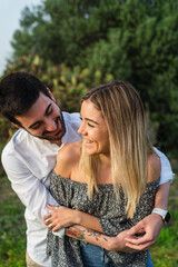 Pareja guapa disfrutando de zona verde en primavera
