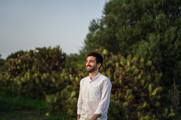 Chico joven en zona verde disfrutando la primavera