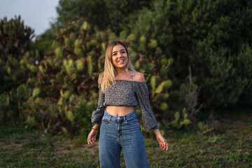 Chica en el campo disfrutando de la primavera