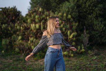 Chica en el campo disfrutando de la primavera