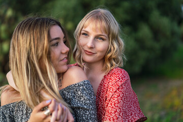 Pareja de chicas disfrutando de zona verde en primavera