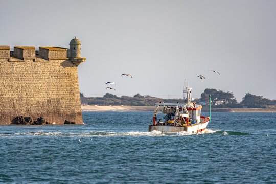 Bateau de p&ecirc;che quittant Lorient