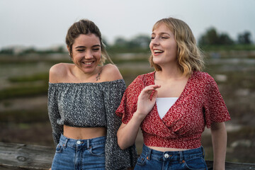 Pareja de chicas disfrutando de zona verde en primavera