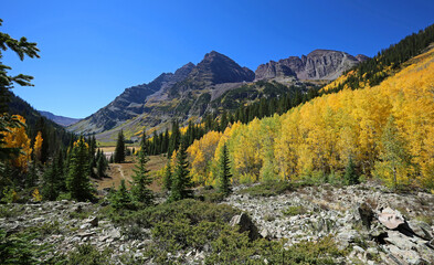Fototapeta na wymiar Landscape with the trail to Maroon Bells, Colorado