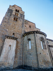 Fototapeta na wymiar Vista en ángulo bajo de una iglesia románica cercana al conocido monasterio de San Juan de la Peña, en los Pirineos espapoles