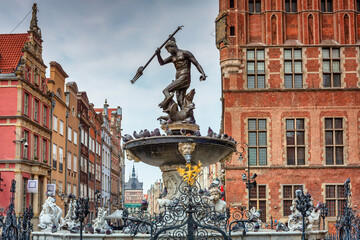Fountain of the Neptune in old town of Gdansk, Poland - obrazy, fototapety, plakaty