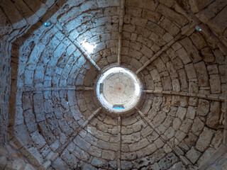Vista interior de una cúpula románica desde su parte inferior en el Monasterio de San Juan de la Peña, España