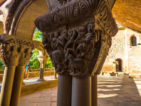 Detalle de uno de los capiteles geminados del claustro del monasterio de San Juan de la Pe&ntilde;a, con algunas de las dem&aacute;s columnas, arcos y capiteles al fondo