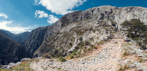The climb to Tresviso is one of the best known and most demanding routes in Cantabria. Once in town we can buy the typical Tresviso picón cheese.