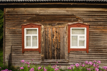 Fototapeta na wymiar Interesting old wooden house and windows in Veslabada, Latvia