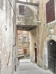 Fototapeta na wymiar narrow path in Italian village