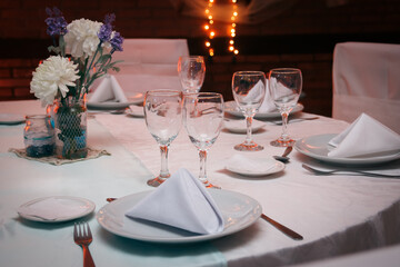 Details of the tables previous the birthday party with white and colors