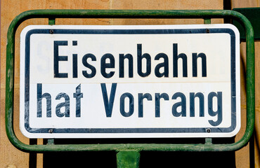 Obraz premium Eisenbahn hat Vorrang