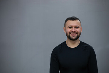 Obraz premium Confident bearded man with crossed hands isolated on gray background.