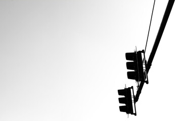 Semaforo doppio, regola il traffico sulla strada della città.