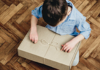 the child will unpack the box close-up