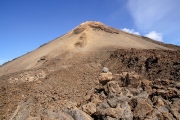 Pico del volcán Teide, el famoso volcán de Tenerife en las Islas Canarias, España. Pendiente rocosa del cráter visto desde abajo.