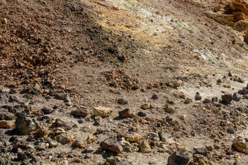 Rocas volcánicas del volcán Teide en la isla de Tenerife, Islas Canarias, España. Rocas y arena con colores amarillentos y verdosos derivados de la presencia de minerales como el azufre.