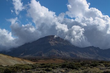 La pared del antiguo cr&aacute;ter de la isla de Tenerife, "La Caldera del Teide". Paisaje geol&oacute;gico del Parque Nacional del Teide.