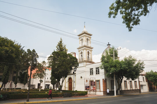 Church in Toluca, painted white, in front of a park with playgrounds.