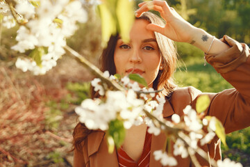 Obraz premium Stylish woman spending time in a spring park