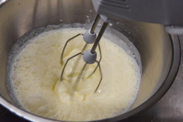 montare la panna pasticceria frusta frustare sbattere le uova panna montata 