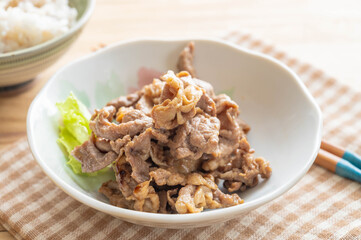 豚薄切り肉の大和煮と雑穀ご飯