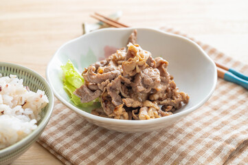 豚薄切り肉の大和煮と雑穀ご飯