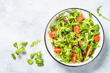 Green salad with arugula, lamb and tomatoes.