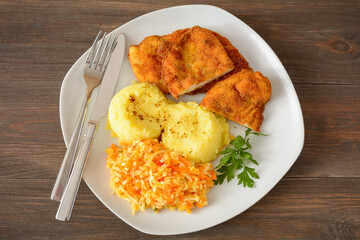 kotlet schabowy z ziemniakami i surówką