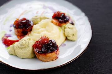 Salmon medallions with mashed potatoes and sauce