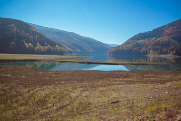Obraz premium Amazing autumn landscape in the mountains with river and colorful trees on backdrop. Beautiful autumn background. Fall near Tereblia reservoir, Carpathian Mountains, Ukraine. 