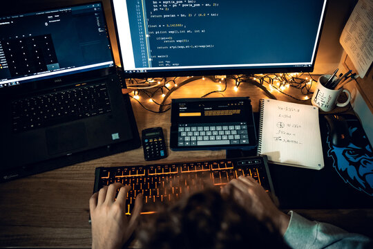 Programista, informatyk podczas pracy na komputerze