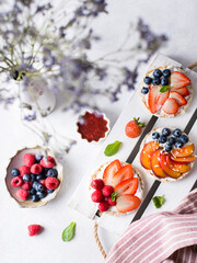 Obraz na płótnie Canvas raspberries and blueberries in a bowl