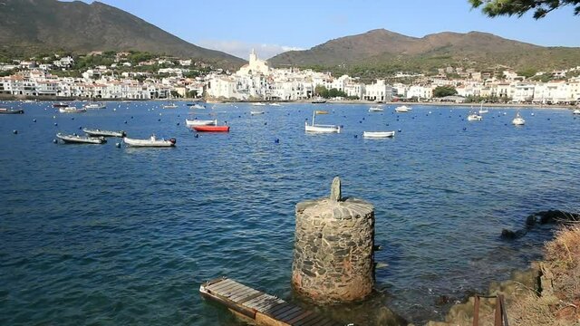 Cadaqu&eacute;s, petit port aux maisons blanches sur le littoral de Catalogne.