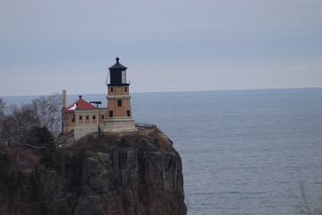 Fototapeta na wymiar lighthouse on the coast of state, rock, lake shore ,MN, lake superior, faro, agua, lago, mirador. 