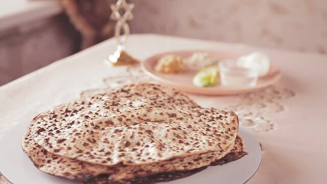 The matsa shmura on the table for the Easter seder rotates in a circle