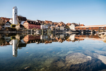 Büren an der Aare im Frühling, historische Altstadt mit Holzbrücke, Stadt gespiegelt im Fluss,...
