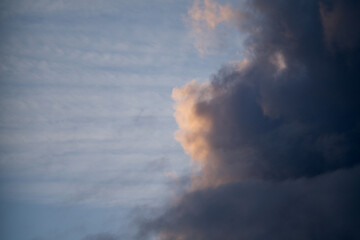 Nebulöses Wolken Bild am Abend mit Sonnenschein und Dunst 