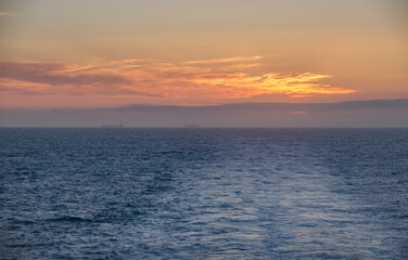 Fototapeta premium Blick von einer Fähre im Sonnenuntergang 