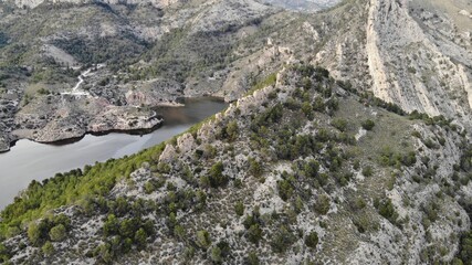 lagos.pinos.paisajes.bosque montañas.embalse.verde.rocas