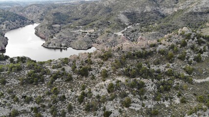 lagos.pinos.paisajes.bosque monta&ntilde;as.embalse.verde.rocas.agua.turismo.acuatico