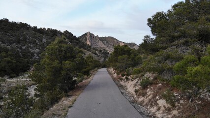 carretera.montaña.azul.nubes.pinos.solitarios.viajero.senderismo