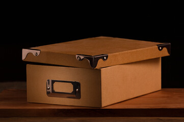 Caja vintage de cartón abierta